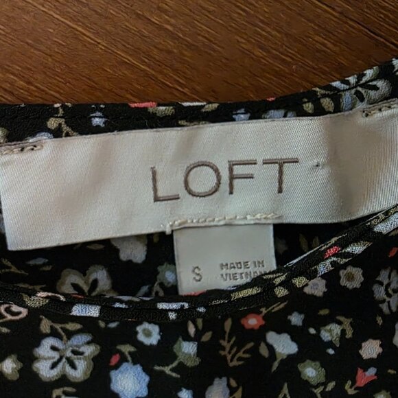 LOFT Black Ditsy Floral Blouse Flutter Sleeves Keyhole Button Back Closure Small - Picture 7 of 8